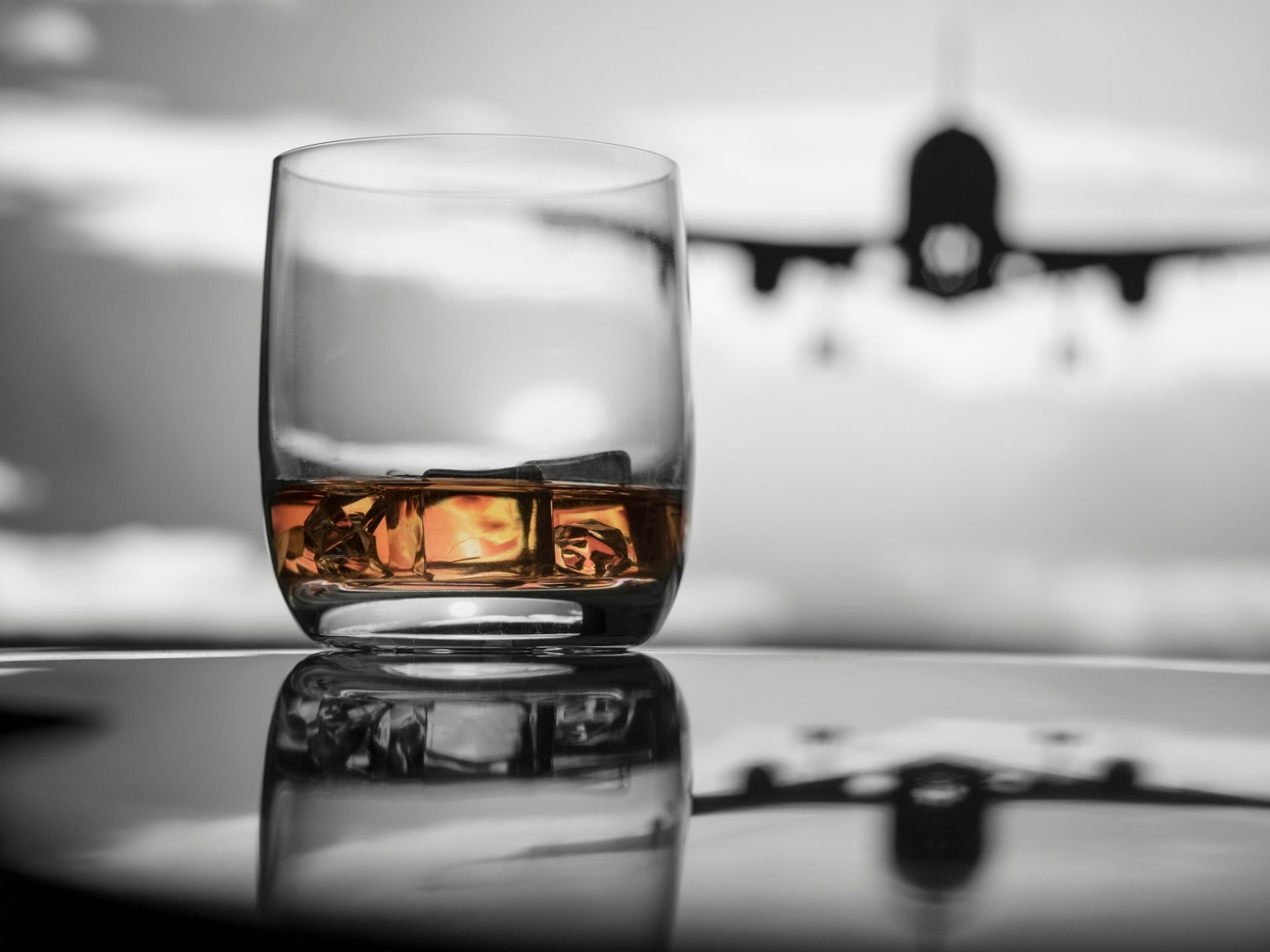 airport-drink-at-the-bar-CGSYV8Y