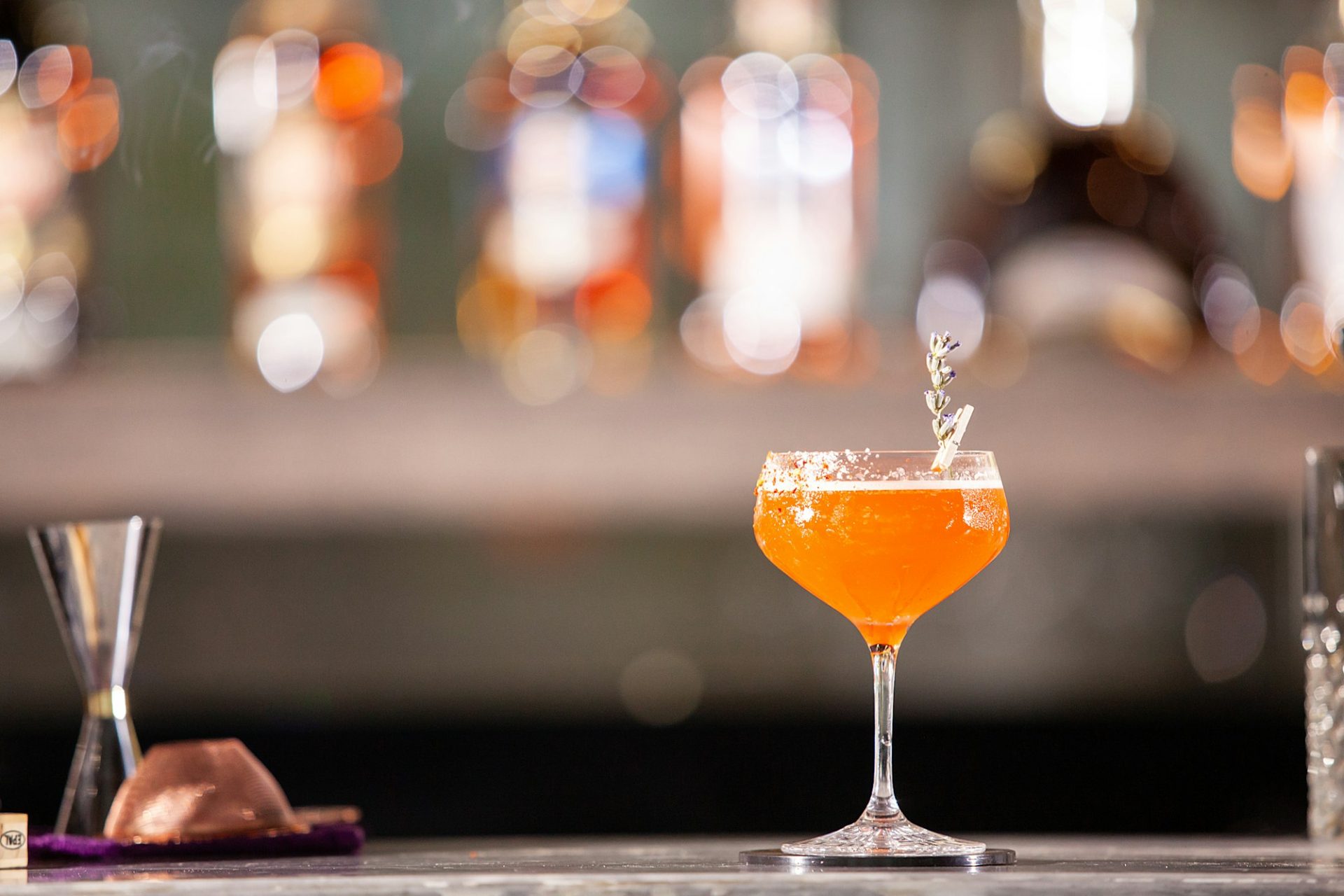 bibliotheque-cocktail-on-lounge-bar-counter-GNCDXCP