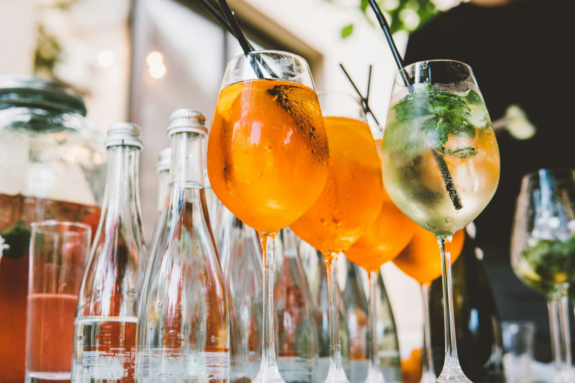 drink-alcohol-cocktail-bar-lounge-aperol-spritz-QVKPMHK